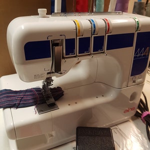 Coverlock Elna 444 sewing machine