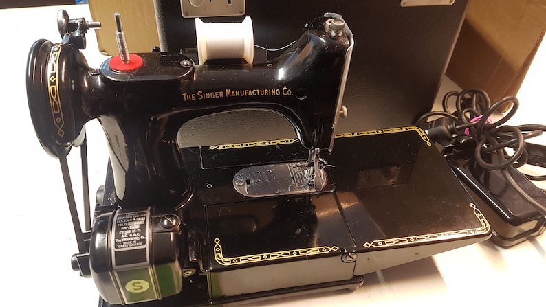 1953 Máquina de coser Singer Featherweight 222K 230V imagen 9