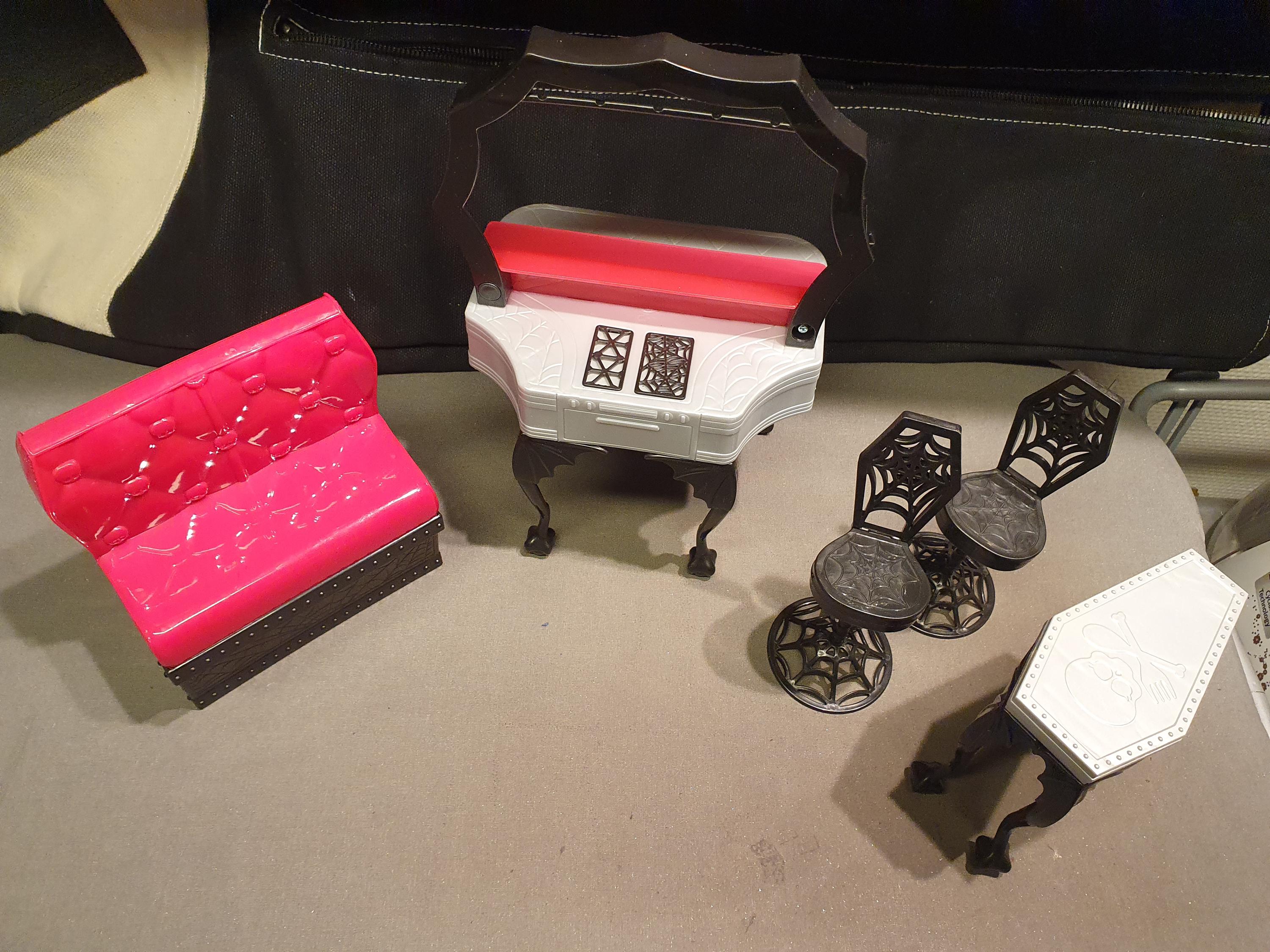 Vintage Monster High Draculaura Diener Dining Table Bench Chairs ...