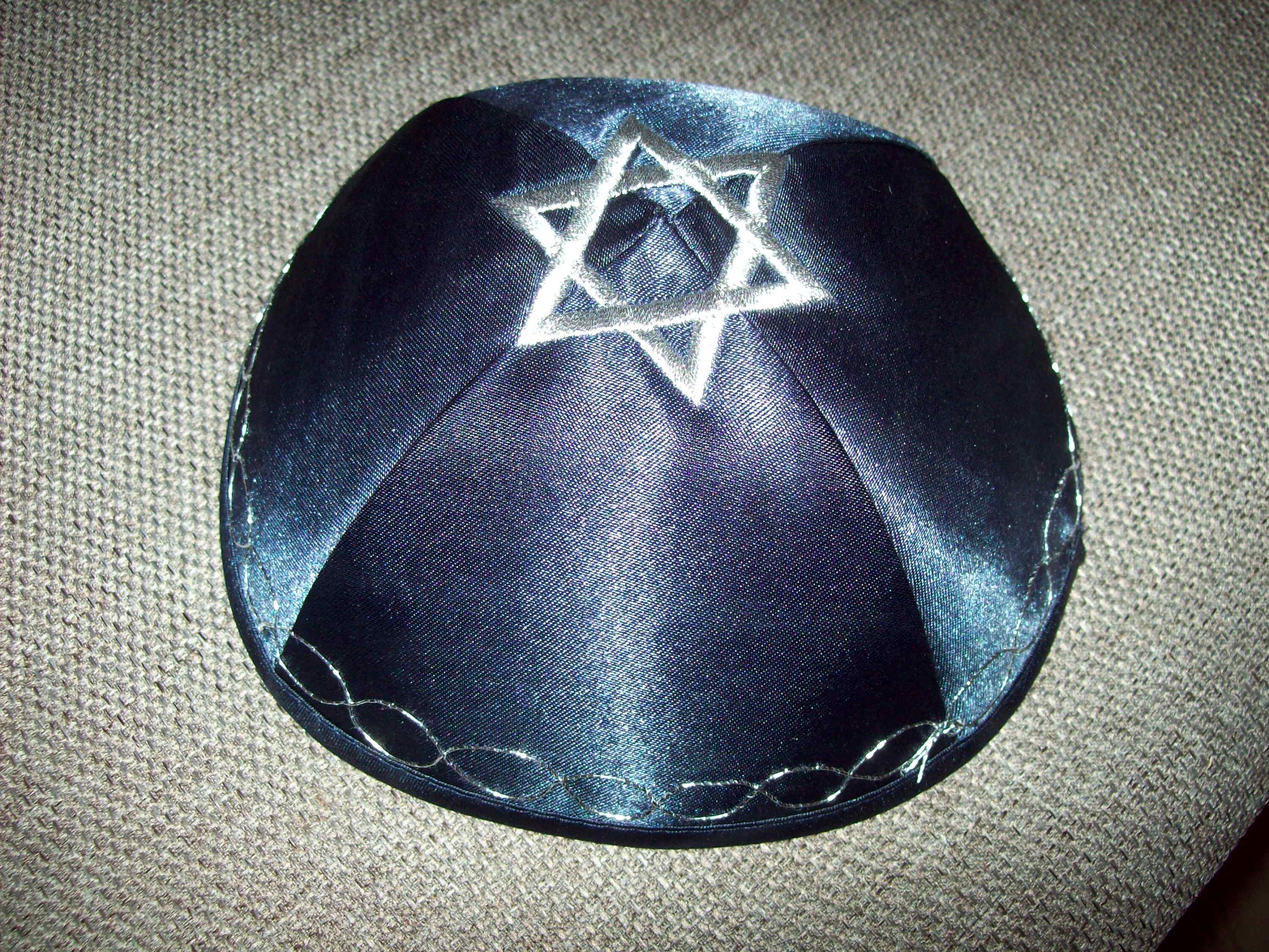 1x Kippah, Yarmulke, Kippah, Kipa Per Uomini Calvi, Funzione Antiscivolo!!!, Velluto Nero, Stella Di David 16-17 Cm - Italia - Foto 13