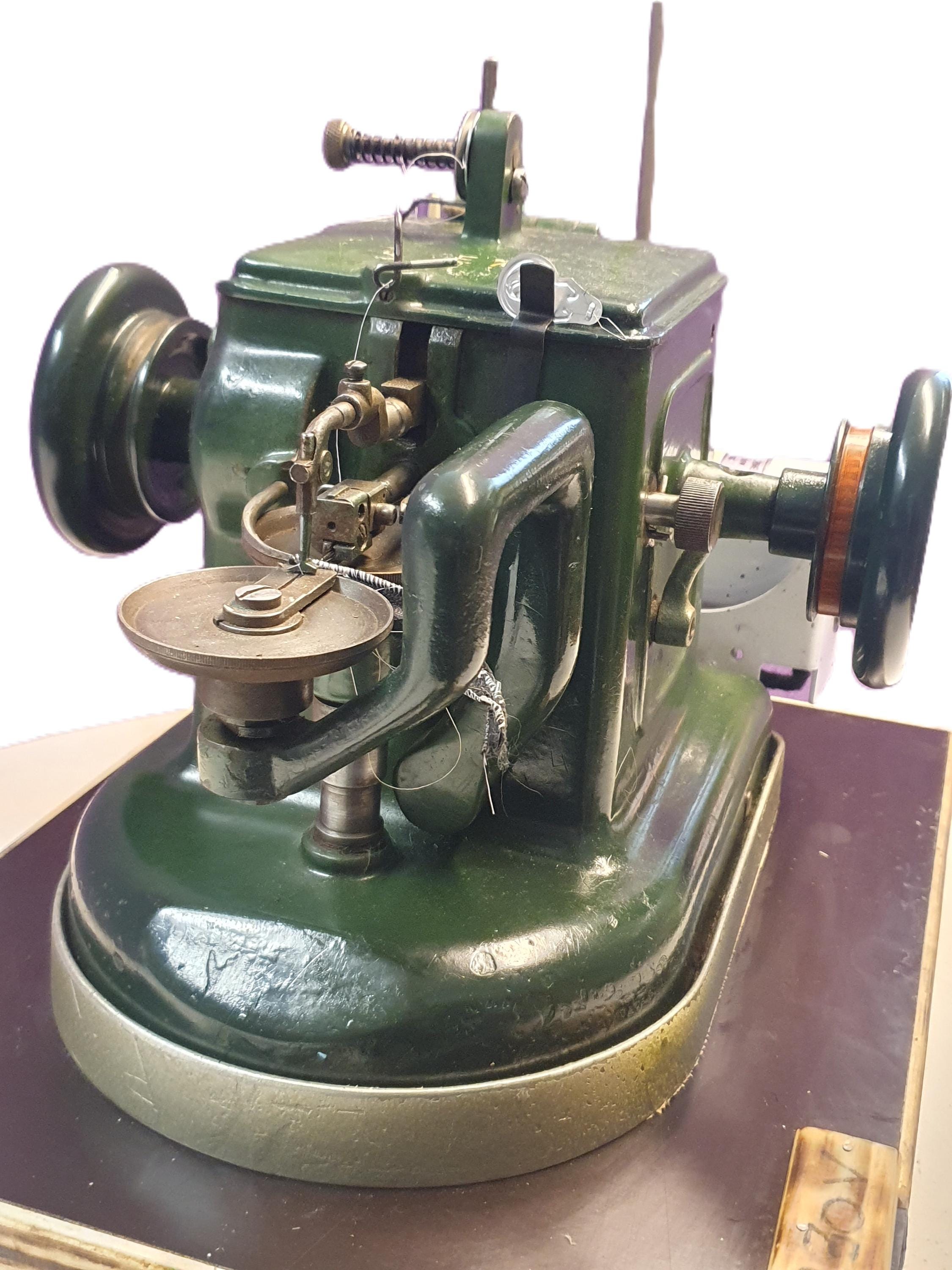 Ancienne Machine à Coudre Jouet BABY – Style Napoléon III – Dans Sa Boîte