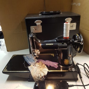 Vintage 1952 Singer Featherweight 221 Sewing Machine 230V