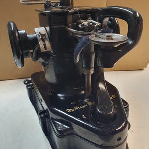 Macchina da cucire per pellicce d&#39;epoca del 1951, modello Singer 46K49