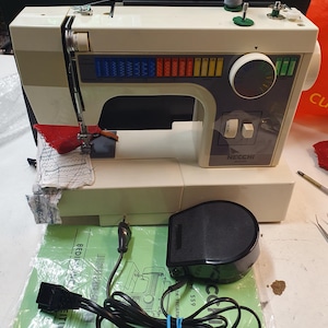 Machine à coudre Necchi modèle 559, étui