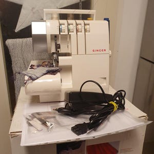Macchina taglia-cuci Singer 14SH754, 2/3/4 fili, trasporto differenziale