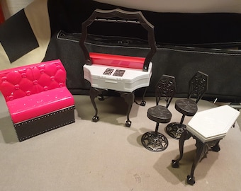 Monster High Draculaura Die-Ner Esstisch Bank Stühle Zubehör Spielset