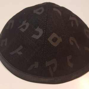 Pu&ograve; includere: Una kippah nera con un motivo ebraico. La kippah &egrave; realizzata in un tessuto morbido e testurizzato.