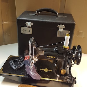 1939 Vintage Sewing Machine Singer 221, Motor 110V