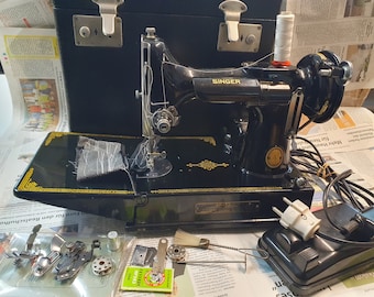 1951 Máquina de coser Singer 221 de peso pluma, motor 230V