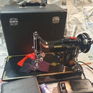 Maszyna do szycia Vintage 1952 Singer Featherweight 221 230V