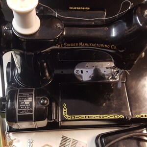 1953 Máquina de coser Singer Featherweight 222K 230V imagen 6