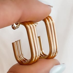 Trippelguldörhängen – Minimalistiska Huggies 18K-pläterade – Guldörhängen för vardagsbruk – Geometriska Statement-örhängen – Moderna eleganta smycken