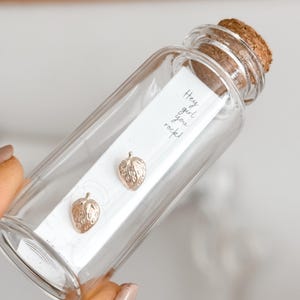 Pendientes de fresa de oro de 10 quilates, pendientes de frutas de oro macizo, pendientes de cartílago con cierre de rosca, delicados pendientes de oro, perforación para segundo agujero