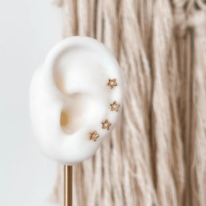 Aretes de estrella abierta de oro de 10 quilates - Aretes minimalistas con cierre de rosca celestial - Joyería hipoalergénica y que favorece el sueño