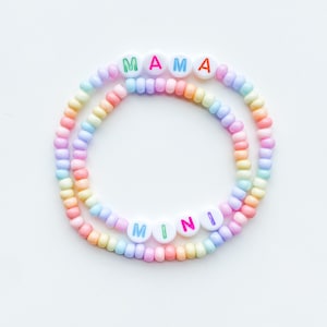 Mama / Mini-Mama und ich personalisierte Stretch Pastell Regenbogen Perlen Buchstaben Perle Wort Namen Armband-Set - personalisiertes VSCO Schmuck Geschenk für Mama, BFF
