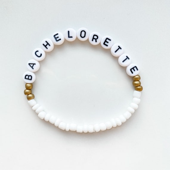 Personalizzato bianco e oro perline sposa, addio al nubilato, futura sposa, braccialetto da damigella d'onore - regalo di addio al nubilato personalizzato - Italia