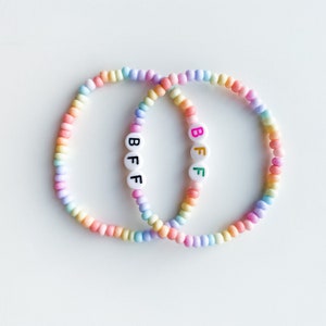 BFF Best Friends Freundschaft Armbänder personalisierte Stretch Perlen Buchstabe Perle Wort Name Armband Set - Custom BFF VSCO Schmuck Geschenk