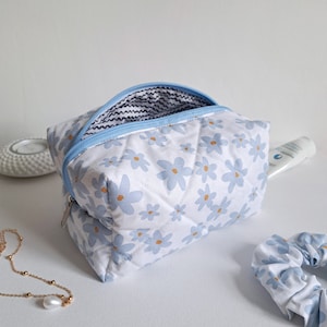 Sac cosmétique avec floral bleu, sac cosmétique matelassé, sac de toilette en coton, sac cosmétique de voyage, sac de maquillage bleu, cadeau pour elle