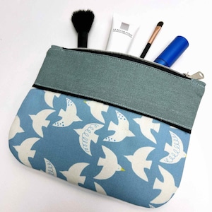 Borsa cosmetica in cotone blu con uccelli, borse cosmetiche piatte, borsa da toilette in cotone, borsa cosmetica da viaggio, borsa per il trucco in cotone floreale, regalo per lei