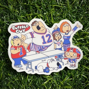 Op de afbeelding: Een sticker met het logo "Buffalo Guy" met een cartoonfamilie die Buffalo Bills-shirts draagt en een spelletje bierpong speelt. De sticker is op een groene grasachtige achtergrond.