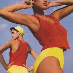 Puede incluir: Dos personas con camisetas sin mangas rojas, pantalones de baño amarillos y gorros de baño amarillos posan contra un cielo azul. Los atuendos recuerdan la ropa de baño vintage. La imagen tiene una estética retro.