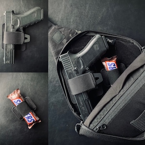 Puede incluir: Una bolsa táctica de bandolera negra con una pistola negra y una barra de chocolate en su interior. La bolsa tiene una cremallera y una correa. La pistola tiene una empuñadura negra y un cañón plateado. La barra de chocolate está envuelta en papel marrón y tiene la palabra "Snickers" impresa en ella.