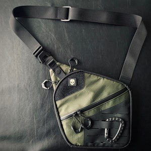Taktische EDC Tasche, Sling Crossbody Pack, Ergonomische Holstertasche, Militärische Schultertasche, Alltagstasche, Überlebenstasche, Reisetasche, Organizer-Tasche.