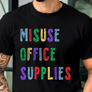 オフィス用品の誤用Tシャツ | 面白いコンフォートカラー 1717 | オフィスユーモアギフト | レインボーワークシャツ | 同僚へのギフト | オフィスTシャツ | ブラックのみ
