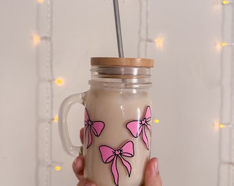 Glazen koffiemok Dainty Bows – ijskoffiekop met bamboedeksel en rietje