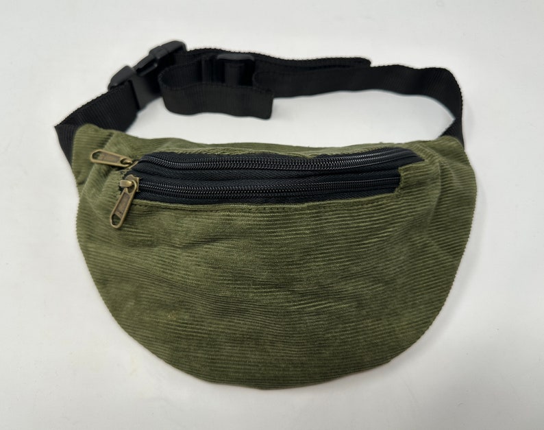 Gürteltasche aus Cord mit 3 Reißverschluss-Fächern. Hüfttasche, Schultertasche, Bauchtasche, Umhängetasche, Brustasche, Fanny Pack, Bum Bag