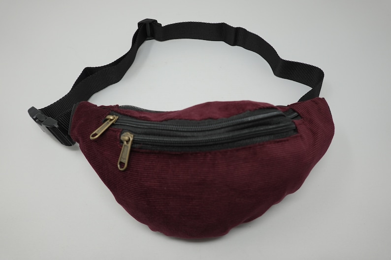 Gürteltasche aus Cord mit 3 Reißverschluss-Fächern. Hüfttasche, Schultertasche, Bauchtasche, Umhängetasche, Brustasche, Fanny Pack, Bum Bag