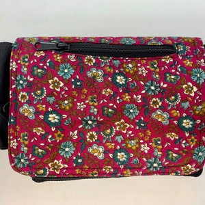 Gürteltasche mit 4 Reißverschluss-Fächern. Hüfttasche, Seitentasche, Bauchtasche, Umhängetasche, Abendtasche, Reisetasche, Handytasche