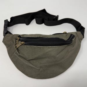Riñonera de pana con 3 compartimentos con cremallera. Riñonera, bandolera, riñonera, bandolera, bandolera, riñonera, riñonera