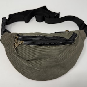 Corduroy belt bag with three zippered compartments. Hip bag, shoulder bag, fanny pack, crossbody bag, chest bag, fanny pack, bum bag Blasses Grün
