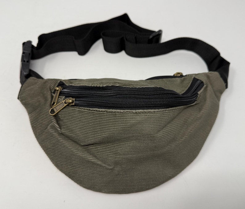 Corduroy belt bag with three zippered compartments. Hip bag, shoulder bag, fanny pack, crossbody bag, chest bag, fanny pack, bum bag Blasses Grün