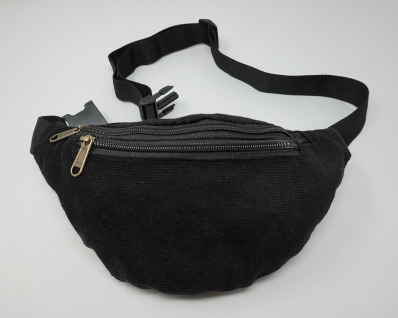 Gürteltasche aus Cord mit 3 Reißverschluss-Fächern. Hüfttasche, Schultertasche, Bauchtasche, Umhängetasche, Brustasche, Fanny Pack, Bum Bag