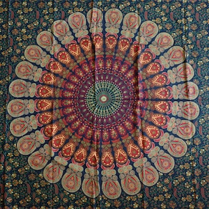Puede incluir: Un tapiz azul oscuro con un gran diseño de mandala colorido. El mandala presenta patrones intrincados en tonos de rojo, naranja, amarillo, verde y azul.