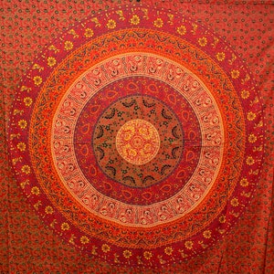 Può includere: Un arazzo mandala rosso, arancione e giallo con motivi intricati. L'arazzo presenta un design circolare con più livelli di forme geometriche e motivi floreali.