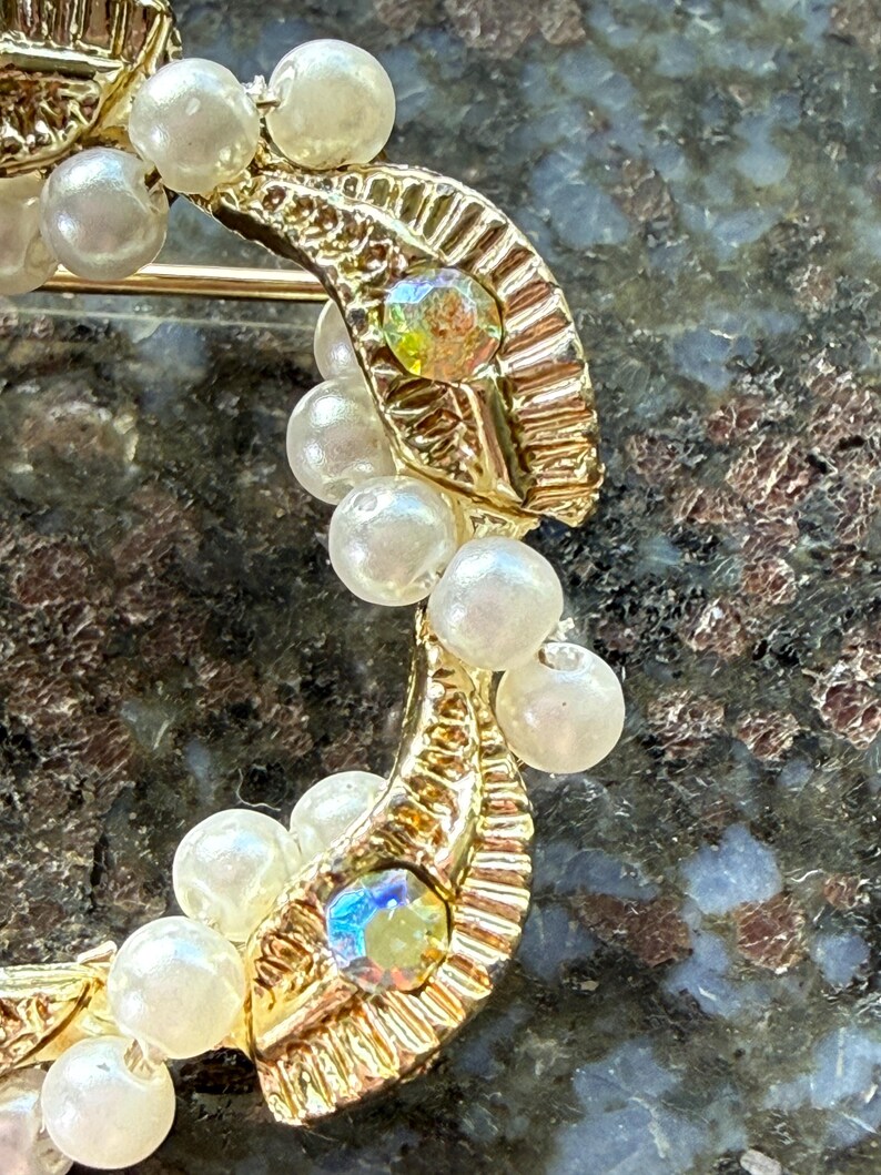String Rinestones Brooch Wreath With Wrapped Faux Pearl String & Rhinestones in Gold Tone ...