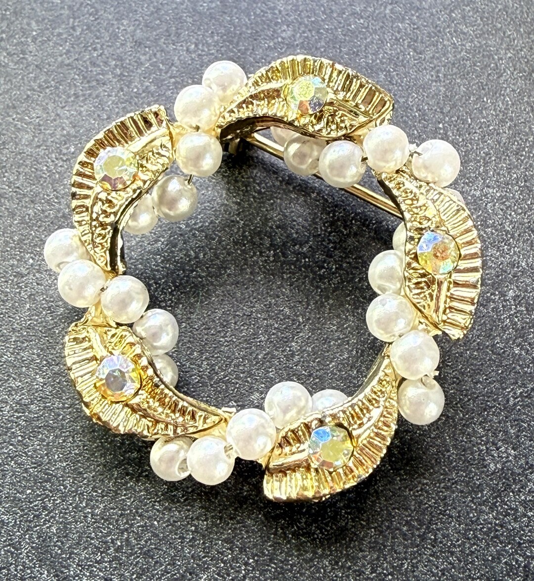 String Rinestones Brooch Wreath With Wrapped Faux Pearl String & Rhinestones in Gold Tone ...