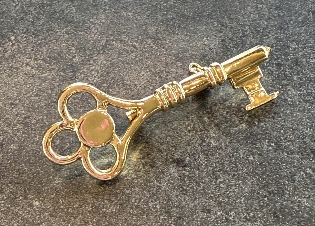 Pin House Key Brooch Pin House Key Gold Tone Safety Clasp Back 2