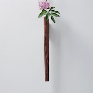Holzvase, Wohndekor-Wandvase, Wandbehangsvase, Walnussholz-Bug-Vase, handgefertigte Vase für Blumengetrocknete Blumen, minimalistisches Geschenk für Sie