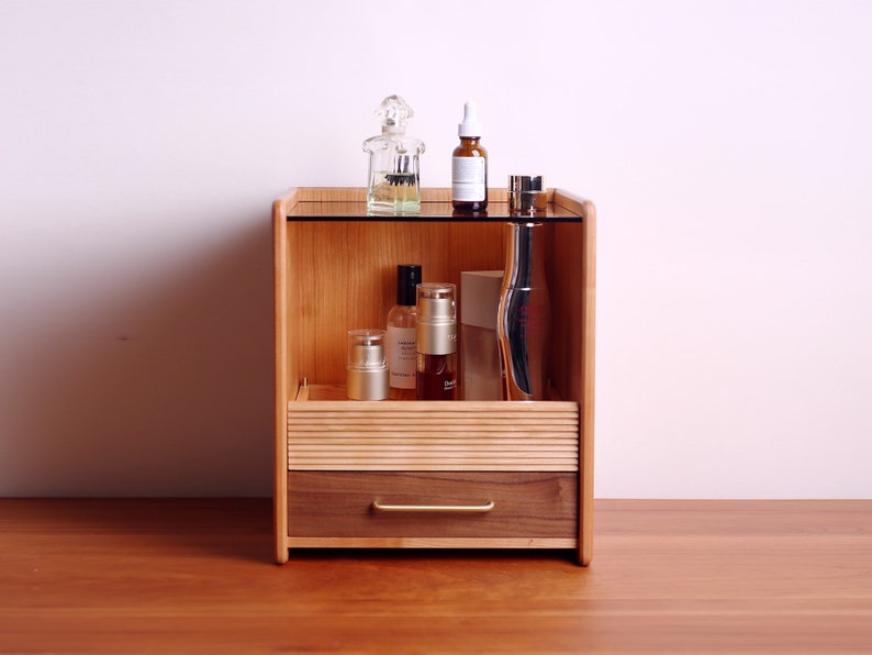 [Island] is a cosmetic & makeup organizer made of American cherry wood and walnut wood, with large capacity for dozens of cosmetics.