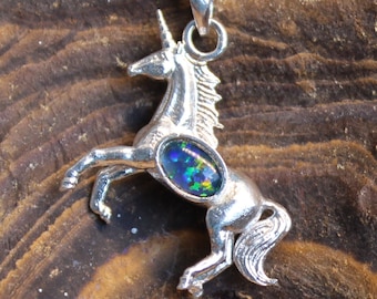 Collar de unicornio de plata de ley con ópalo australiano natural