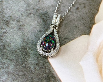 Collar con colgante de ópalo en plata de ley / Halo de circonitas cúbicas