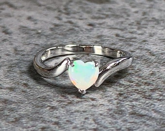 Anillo de corazón de plata de ley – Ópalo australiano natural, diseño moderno