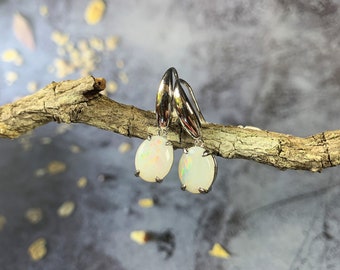 Par de pendientes colgantes de ópalos blancos australianos naturales de 10 x 8 mm en plata de ley con ganchos