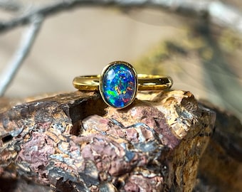 Anillo de plata de ley chapado en oro con triple ópalo engastado en bisel, 8 x 6 mm