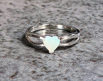 Anillo solitario de plata de ley con ópalo en forma de corazón – 6 mm, hecho en Australia
