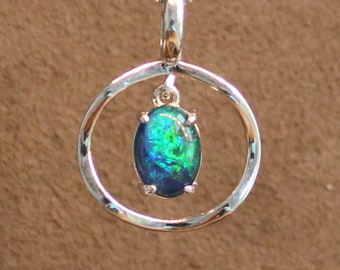 Collar con colgante de ópalo australiano / Círculo de plata de ley, triplete de 8 x 6 mm